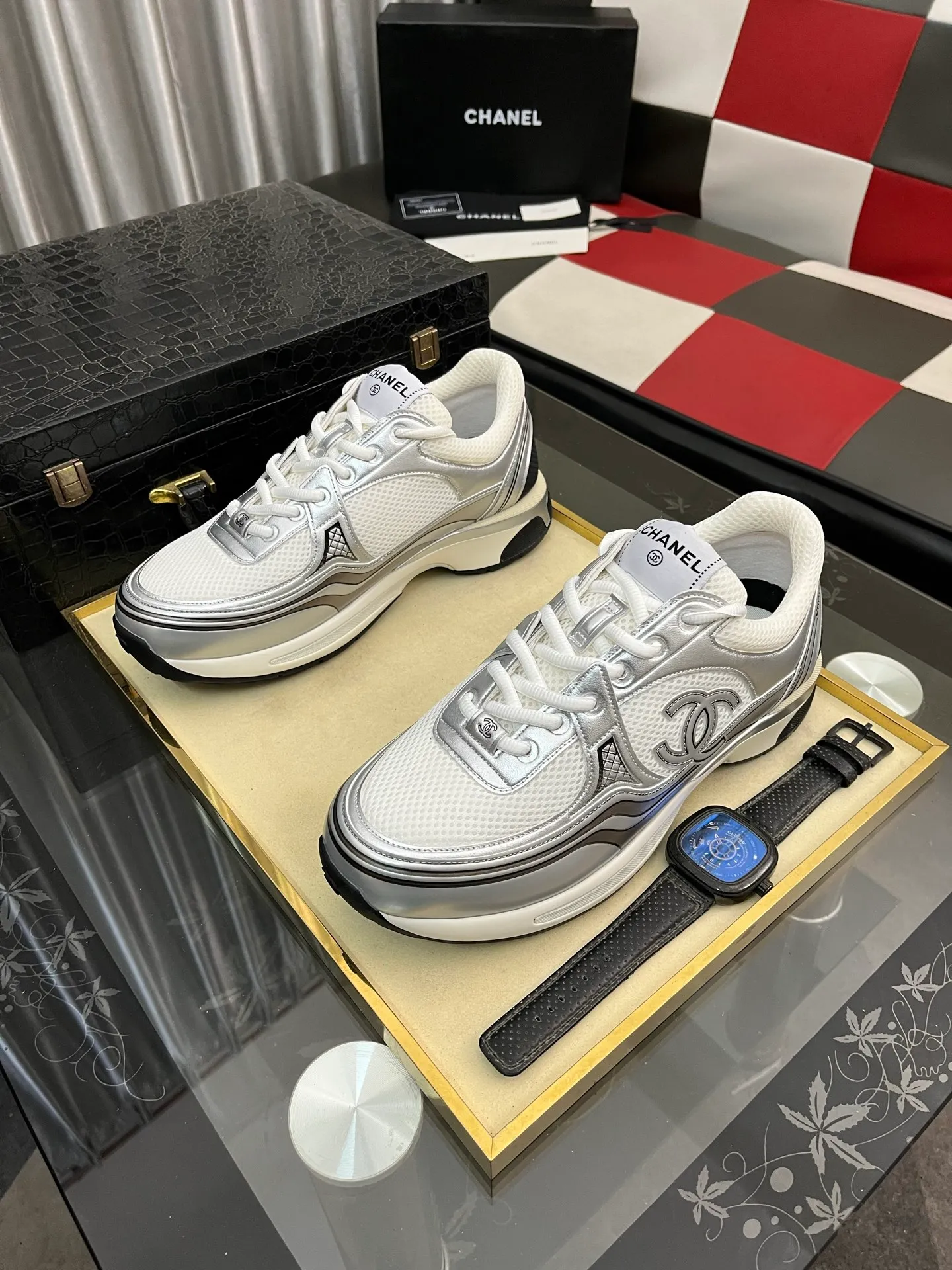 Men's shoes 💰: 620⌚️⌚️Chanel 2025C new diamond sneakers, ultra-light and comfortable casual shoes, black and white cowhide leather, versatile white shoes, you can't go wrong with the style, cow suede➕down cloth contrasting color combination, fresh and full of vitality, logo embossed on the side, very delicate on the foot, original customized material for the upper, original outsole Upper: Cow suede➕Down cloth/black and white full cowhide Lining: Sheepskin Sole: Open-molded TPU outsole Size: 35-44